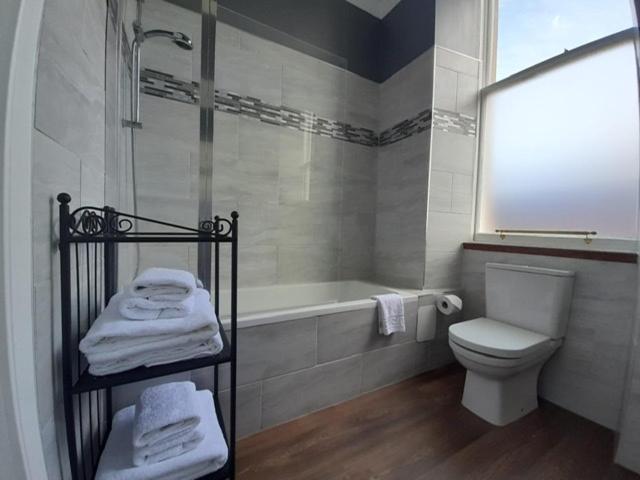 A Two Bedroom Apartment - Victorian Villa At 8 Priestfield Road 爱丁堡 外观 照片